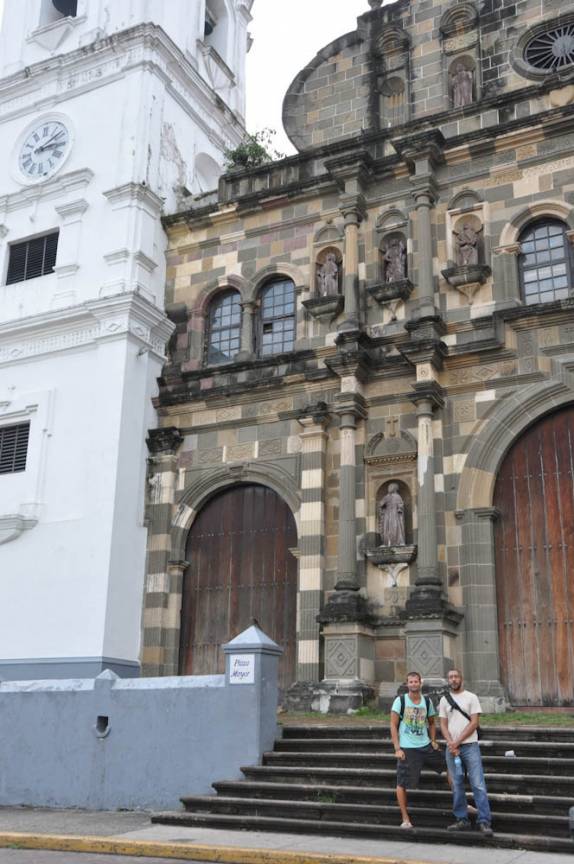 Com o alemão Andy em frente à catedral do Casco Viejo da Cidade do Panamá, capital do país